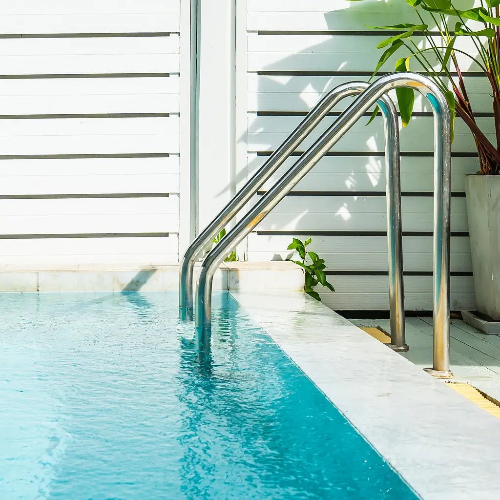 סולמות ומעקות - ריף בריכות שחייה