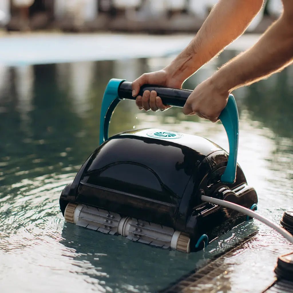 רובוטים לניקוי בריכה - ריף בריכות שחייה