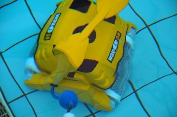 רובוט ניקוי לבריכות ציבוריות דולפין Wave 50 - ריף בריכות שחייה